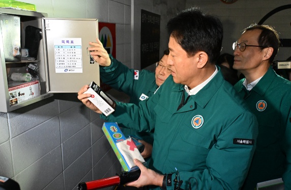 ▲ 오세훈 서울시장이 3일 광진구 소재 아파트 지하주차장을 찾아 민방위대피소 내 비상용품함에 대한 설명을 듣고 있다. ⓒ서울시 제공