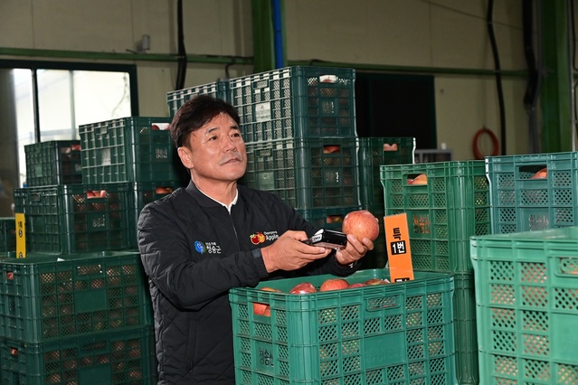 ▲ 경매상황을 참관한 윤경희 군수.ⓒ청송군