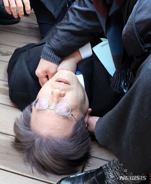 ▲ 이재명 더불어민주당 대표가 지난 2일 오전 부산 강서구 대항전망대를 방문해 가덕신공항 건설 예정지를 둘러본 뒤 흉기 피습을 당해 쓰러져 있다. ⓒ뉴시스
