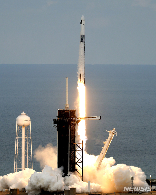 ▲ 스페이스X 팰컨9 로켓이 발사되고 있다. AP/뉴시스 230522 ⓒ뉴시스