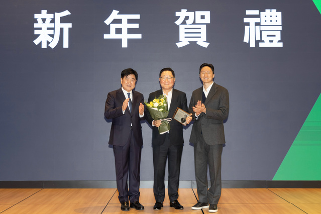 ▲ 권오갑(왼쪽부터) HD현대 회장, 조석 HD현대일렉트릭 사장, 정기선 HD현대 부회장이 'HD현대 경영인상' 시상식에서 기념촬영을 하고 있다. ⓒHD현대