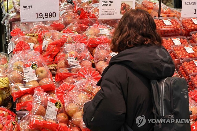 ▲ 서울 시내 한 대형마트에 진열된 사과. 통계청에 따르면 지난해 사과 물가 상승률은 24.2%에 달했다ⓒ연합뉴스