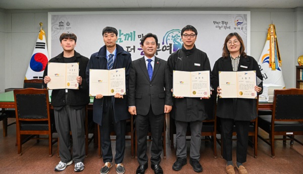 ▲ 박정현 부여군수가 4일 2023년 하반기 Best 친절공무원으로 선정된 함선영(종합민원 지적과), 이석화(산림녹지과), 김경완(보건소), 이우섭(은산면) 주무관에게 표창장을 수여했다.ⓒ부여군
