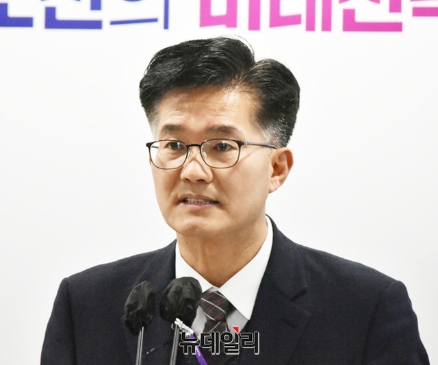▲ 류제일 세종시 미래전략본부장이 4일 오후 세종시청 정음실에서 미래전략본부 주요업무 계획을 발표하고 있다.ⓒ이길표 기자