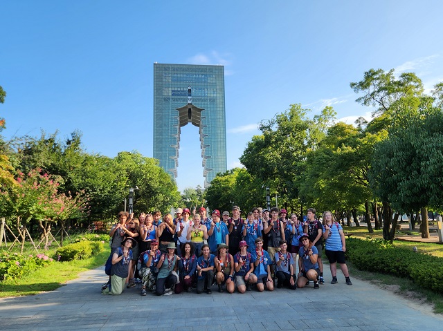 ▲ 지난해 8월 ‘2023 새만금 제25회 세계 스카우트 잼버리’ 대회에 참가했던 독일과 대만 잼버리 대원들이 경주엑스포대공원을 찾아 기념촬영을 하고 있다.ⓒ경주엑스포