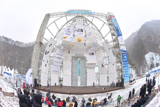 ▲ 청송군(군수 윤경희)은 ‘2024 노스페이스컵 청송 전국아이스클라이밍 선수권대회’를 오는 6일 청송군 내룡리 아이스클라이밍 월드컵 경기장에서 개최한다.ⓒ청송군