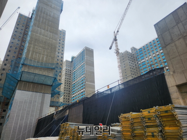 ▲ 수도권내 한 아파트 건설 현장. 사진=박정환 기자