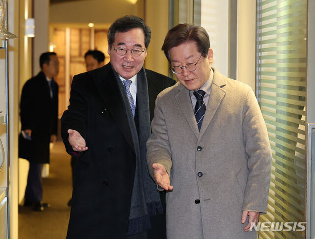 ▲ 이재명(오른쪽) 더불어민주당 대표와 이낙연 전 국무총리가 지난해 12월30일 서울 종로구의 한 음식점에서 회동을 마치고 이동하고 있다. ⓒ뉴시스