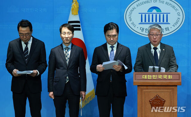 ▲ 조응천 더불어민주당 의원이 지난해 12월14일 서울 여의도 국회 소통관에서 열린 '원칙과상식', 더불어민주당 혁신 제안 기자회견에서 발언하고 있다. 왼쪽부터 윤영찬, 이원욱, 김종민, 조응천 의원. ⓒ뉴시스