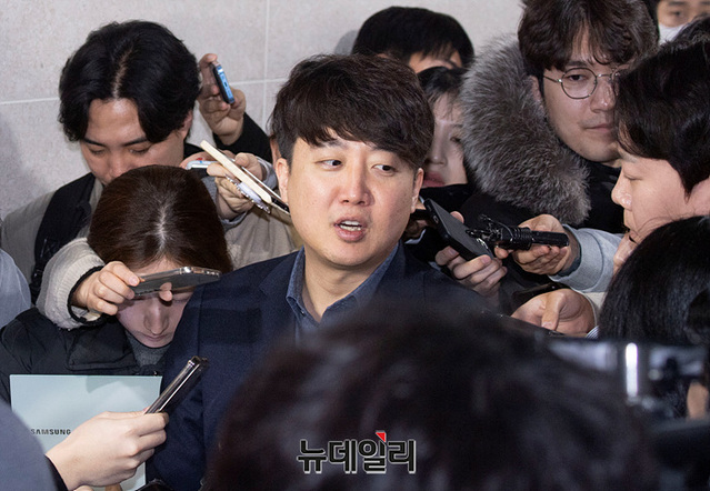 ▲ 이준석 전 국민의힘 대표가 지난 3일 오전 국회 소통관을 떠나며 취재진들의 질문에 답하고 있다.ⓒ서성진 기자