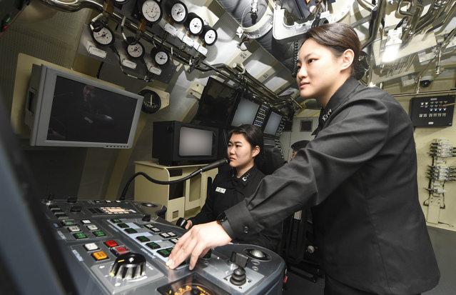▲ 성주빈 대위(왼쪽)와 유효진 대위(오른쪽)가 지난해 12월 22일, 해군 잠수함사령부 잠수함 조종훈련장에서 조종훈련을 하고 있다. ⓒ해군