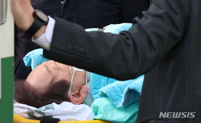 ▲ 이재명 더불어민주당 대표가 2일 서울 종로구 서울대병원으로 이송되고 있다. 이 대표는 이날 오전 부산 가덕신공항 건설 예정지 현장방문 도중 흉기 피습 당했다. ⓒ뉴시스