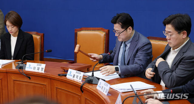 ▲ 홍익표 더불어민주당 원내대표가 5일 오전 서울 여의도 국회에서 열린 최고위원회의에서 회의 속개를 알리며 의사봉을 두드리고 있다. ⓒ뉴시스