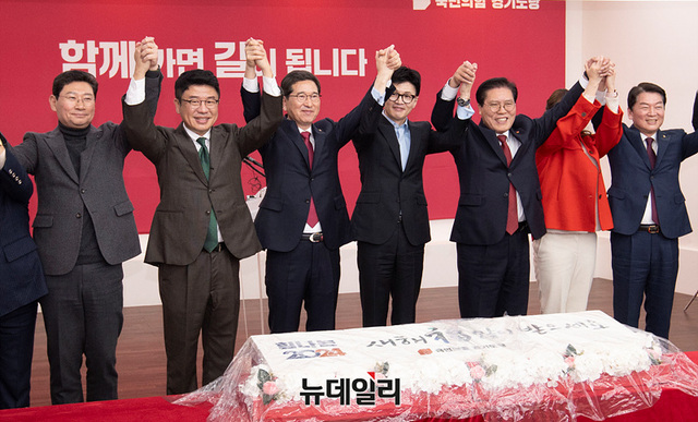 ▲ 한동훈 국민의힘 비상대책위원장과 유의동 정책위의장, 안철수 의원, 김예지 의원 등 당직자들이 5일 오후 국민의힘 경기도당에서 열린 신년인사회에서 손을 맞잡아 들고 있다. ⓒ서성진 기자