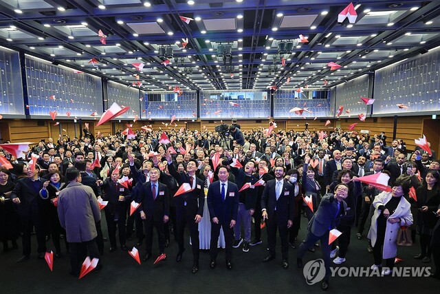 ▲ 오세훈 서울시장, 최태원 서울상공회의소 회장 등 참석자들이 5일 오후 서울 중구 대한상공회의소 국제회의장에서 열린 서울시 신년인사회에 참석해 종이비행기를 날리는 퍼포먼스를 하고 있다. ⓒ연합뉴스