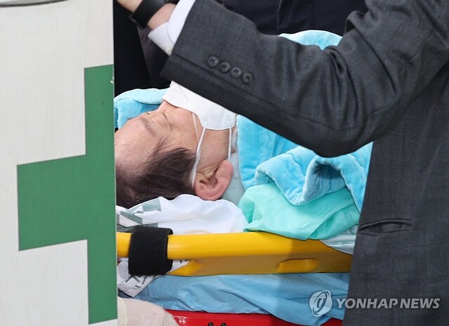 ▲ 흉기 피습 후 서울대병원으로 전원되는 이재명 더불어민주당 대표 ⓒ연합뉴스