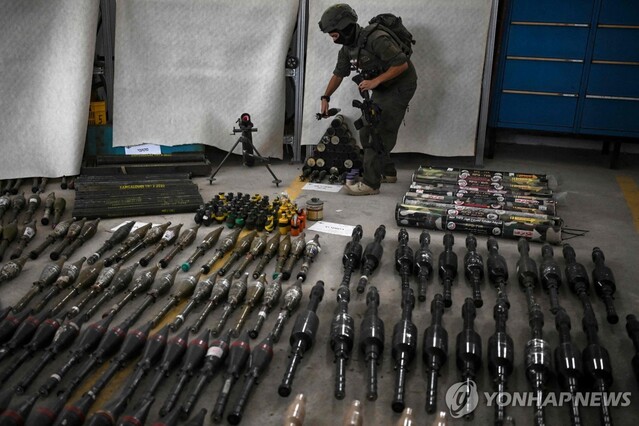 ▲ 하마스가 이스라엘에 가져온 무기. 이스라엘군은 이 가운데 북한산 유탄발사기가 있었다고 밝혔다. ⓒ연합뉴스