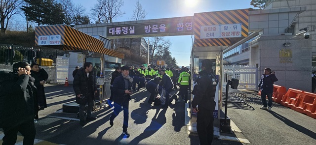▲ 6일 오후 1시쯤 서울 용산구 대통령실 내부 난입을 시도한 한국대학생진보연합 회원들이 연행되고 있다. ⓒ전성무 기자