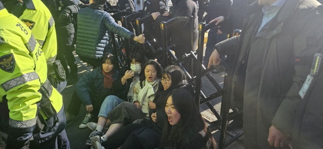 ▲ 6일 오후 1시쯤 서울 용산구 대통령실 청사 입구에서 한국대학생진보연합 회원들이 연좌 시위를 벌이고 있다. ⓒ전성무 기자