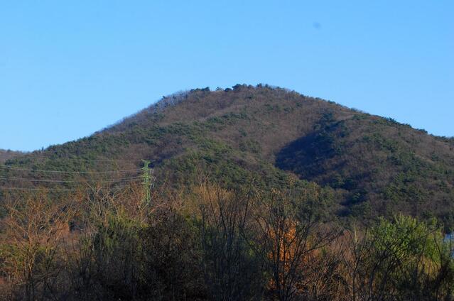 ▲ 함표정이 아스라이 보이는 함박산 주봉.ⓒ진경수 山 애호가