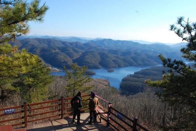 ▲ 함표정에서 바라본 맹동저수지의 절경.ⓒ진경수 山 애호가