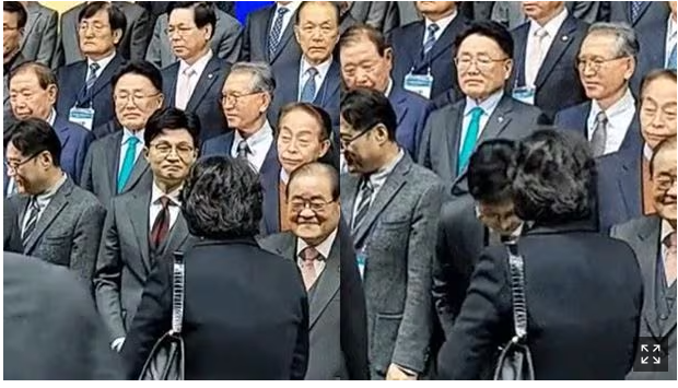 ▲ 지난 6일 김대중(DJ) 전 대통령 탄생 100주년 기념식에서 한동훈 국민의힘 비상대책위원장이 문재인 전 대통령 부인 김정숙 여사에게 인사하고 있다. ⓒ온라인 커뮤니티 캡처