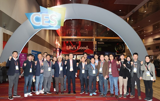 ▲ 포항시가 지난해 ‘CES 2023’ 참여해 기념촬영을 하고 있다.ⓒ포항시