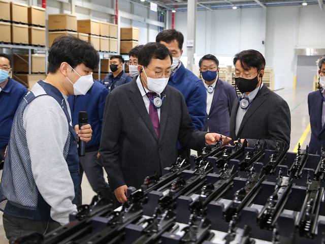 ▲ 주낙영 시장이 지역의 어느 한 기업체 생산현장을 방문하고 있다.ⓒ경주시