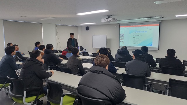 ▲ 포항제철소 전기수리봉사단이 지난 해 진행했던 수리과정을 돌아보며 안전 교육을 받고 있다.ⓒ포스코