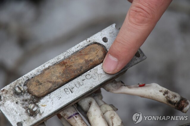 ▲ 6일(현지시간) 우크라이나 하르키우 지역 당국자가 북한이 제조한 것으로 추정되는 미사일 잔해를 공개하고 있다. ⓒ연합뉴스