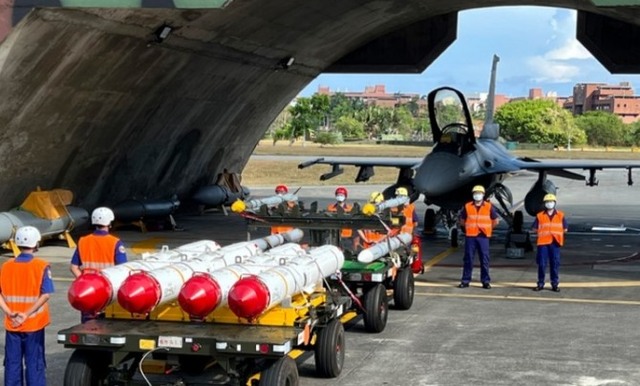 ▲ 대만 남동부 화롄(花蓮)공군기지에서 미군의 하푼 A-84 대함 미사일과 AIM-120 및 AIM-9 공대공 미사일이 F-16 전투기에 탑재되기 위해 기다리고 있다. 220817 ⓒ뉴시스