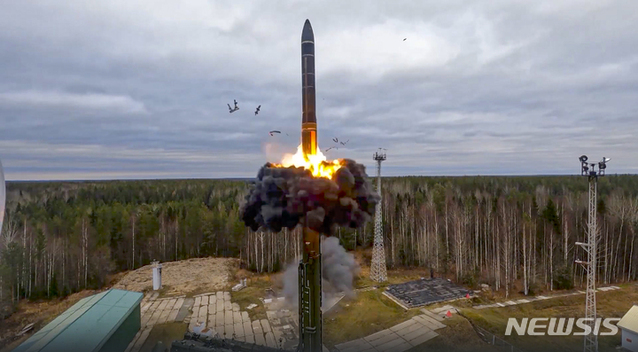 ▲ 러시아 북서부 플레세츠크 우주기지에서 야르스 대륙간탄도미사일(ICBM)이 시험 발사되고 있다. 러시아 국방부 제공. 221027 AP/뉴시스. ⓒ뉴시스