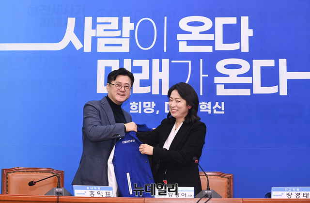 ▲ 홍익표 더불어민주당 원내대표와 황정아 한국천문연구원 책임연구원이 8일 오전 국회에서 열린 '더불어민주당 6호 인재영입식'에서 선물을 전달하고 기념촬영을 하고 있다. ⓒ서성진 기자