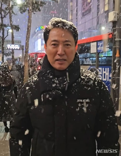 ▲ 오세훈 서울시장이 6일 오후 퇴근길 대란으로 혼란을 빚은 서울 중구 명동입구 광역버스 정류장을 찾아 현장을 점검하고 있다. ⓒ뉴시스