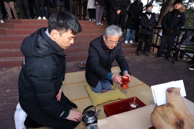 ▲ 우수영 신동아건설 대표가 임직원들과 함께 수주기원제를 올리고 있다. ⓒ신동아건설