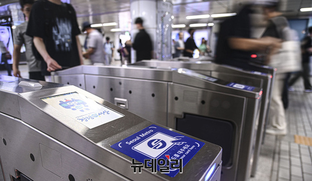 ▲ 지하철 이용 승객들이 개찰구를 통과하고 있다. ⓒ서성진 기자