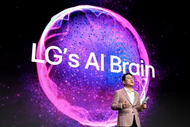 ▲ LG전자 조주완 CEO는 대표 연사로 등단해 고객경험 관점에서 재정립한 AI 의미와 LG전자 AI 기술의 차별점을 소개했다. ⓒLG전자