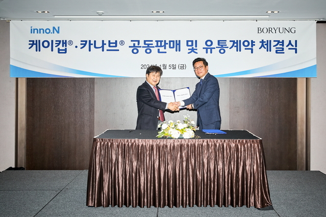 ▲ 곽달원 HK이노엔 대표(왼쪽)와 장두현 보령 대표가 지난 5일 서울 중구에 있는 더플라자호텔에서 고혈압 치료제 '카나브'와 위식도역류질환 치료제 '케이캡'의 코프로모션 계약을 체결한 뒤 기념촬영했다.ⓒ보령