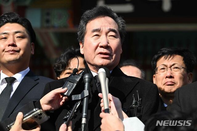 ▲ 이낙연 더불어민주당 전 대표가 지난 7일 오전 광주 북구 운정동 국립5·18민주묘지 민주의 문 앞에서 질의응답하고 있다. ⓒ뉴시스