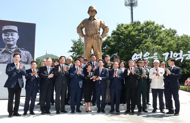 ▲ 백선엽 장군 동상 건립은 이철우 경북도지사 등이 참석한 가운데 이우경 한국자유총연맹 경북도회장을 추진위원장으로 백선엽 장군의 장녀 백남희 여사를 고문으로 한 동상건립추진위원회가 구성돼 총사업비 5억 8천만원(국비 1.5, 도비 1, 성금 3.3)으로 제작·설치됐다.ⓒ경북도