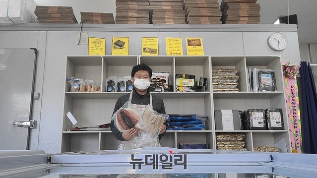 ▲ 유재권 대표가 참살이 매장에서 건어물을 설명하고 있다.ⓒ
이인호 기자