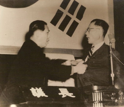 ▲ 1954년 11월 '사사오입'개헌 파동때 국회단상의 최순주 부의장 멱살을 잡고 항의하는 이철승 의원.