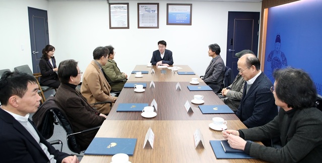 ▲ 우범기 전주시장은 5일 시청 3층 회의실에서 전주시립미술관 건립을 위한 건립추진위원회(이하 건립추진위)를 발족하고 위원들에게 위촉장을 수여했다.ⓒ전주시 사진 제공.