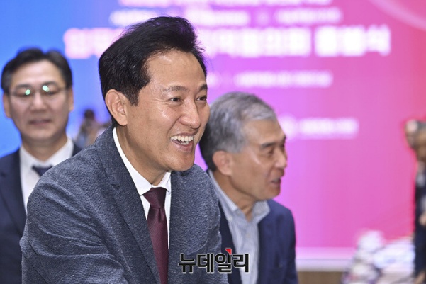 ▲ 지난해 8월 2일 오세훈 서울시장이 '사회갈등 치유와 국민통합 증진을 위한 업무협약 및 지역협의회 출범식'에서 참가자들과 인사를 나누고 있다. ⓒ서성진 기자