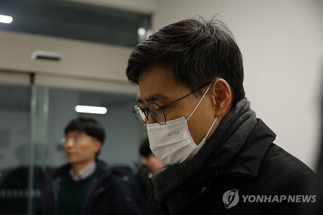 ▲ 8일 오후 문재인 정부의 국가 통계 조작에 관여한 혐의를 받는 이문기 전 행정중심복합도시건설청장이 영장실질심사를 받기 위해 대전지법에 들어서고 있다. ⓒ연합뉴스