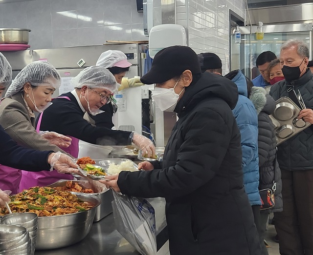 ▲ 장상길 포항시 부시장(왼쪽 두번째)은 8일 창포종합사회복지관을 방문해 무료급식소 배식 봉사활동을 실시했다.ⓒ포항시