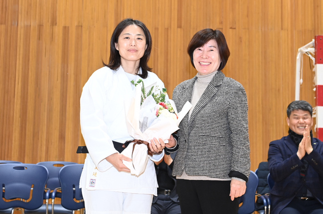 ▲ 김미정 유도 여자국가대표팀감독(완쪽)과 강정숙 구미시 선산읍장.ⓒ구미시