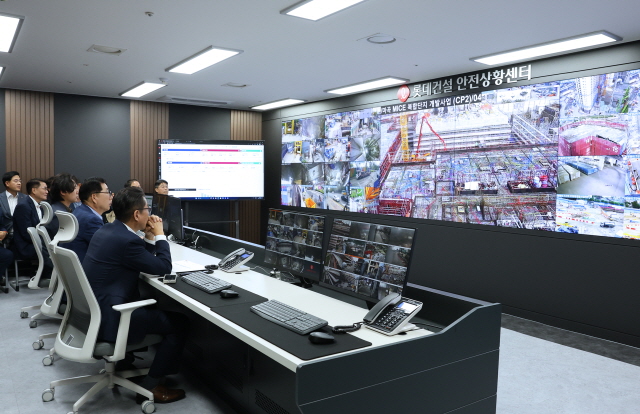 ▲ 박현철 롯데건설 부회장 등 경영진이 안전상황센터에서 현장을 점검하고 있다. ⓒ롯데건설
