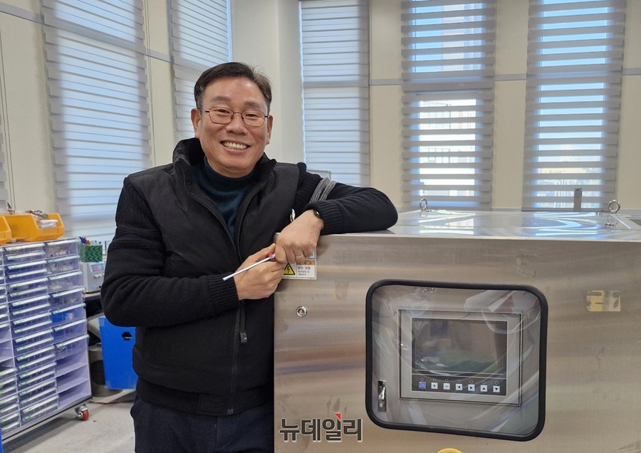 ▲ 김선각 ㈜네오세미텍 대표가 장비 앞에서 포즈를 취하고 있다.ⓒ양승갑 기자