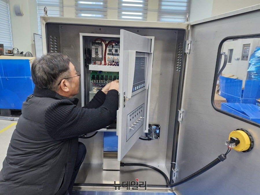 ▲ 김선각 ㈜네오세미텍 대표가 장비를 점검하고 있다.ⓒ양승갑 기자